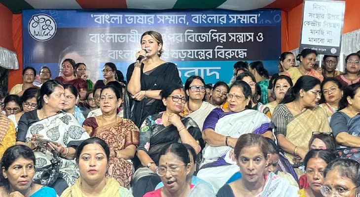 বাংলা ভাষার অসম্মানের প্রতিবাদে গান্ধী মূর্তির পাদদেশে তৃণমূল মহিলা কংগ্রেসের অবস্থান কর্মসূচি