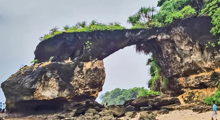 নীল সৈকতের ঝুলন্ত সেতু