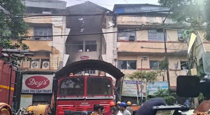 বন্ডেল গেটে ওষুধের কারখানায় বিধ্বংসী আগুন