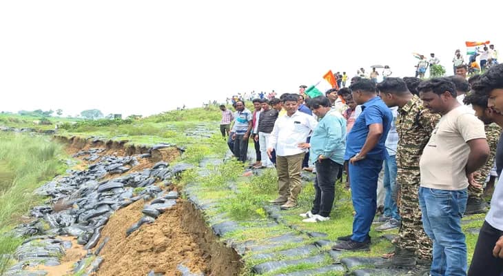 টানা বৃষ্টিতে নানুরের ঘিদহে অজয়ের বাঁধে ধস, আতঙ্কিত এলাকার বাসিন্দারা