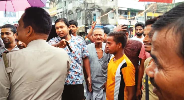 পঞ্চায়েত সমিতির সভাপতির পাড়ার রাস্তা বেহাল, জাতীয় সড়ক অবরোধ বাসিন্দাদের