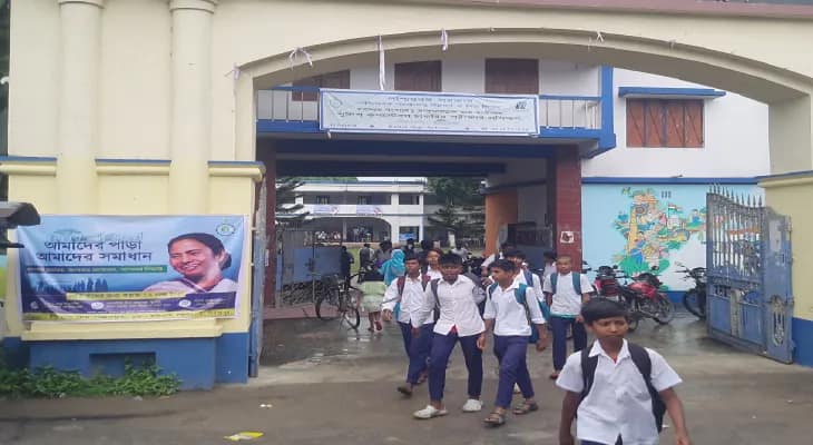 পরীক্ষা স্থগিত রেখে স্কুলে শিবির কর্তৃপক্ষ-প্রশাসনের ভূমিকায় ক্ষোভ