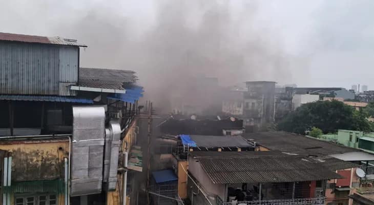 বন্ডেল গেটে ভয়াবহ আগুন, ভস্মীভূত দে’জ মেডিক্যালের কারখানা
