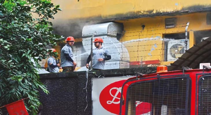 দে’জ মেডিক্যালের কারখানায় আগুন, কাপড়ে নাক-মুখ ঢেকেও কাশি, ‘এমন ভয়ঙ্কর ধোঁয়া কখনও দেখিনি’