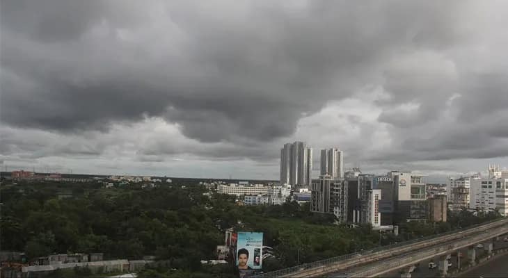 ঘূর্ণাবর্ত সরে গিয়েছে, শহরে কি বৃষ্টি কমবে? যা জানাল হাওয়া অফিস