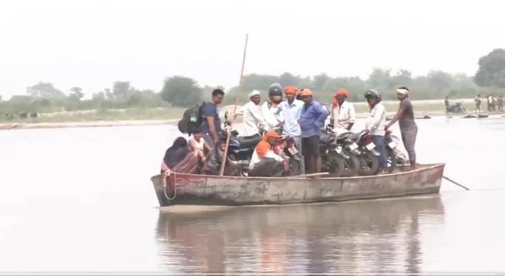 ভারী বৃষ্টির জেরে সরযূ নদীর জলস্তর বেড়ে গিয়েছে, যার ফলে ডুবেছে অযোধ্যা থেকে গোন্ডা যাওয়ার রাস্তা, নৌকাই ভরসা সাধারণ মানুষের