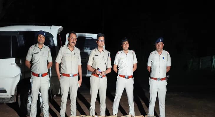 মুর্শিদাবাদের দৌলতাবাদে ২৮০০ বোতল নিষিদ্ধ কাশির সিরাপ উদ্ধার করল পুলিস
