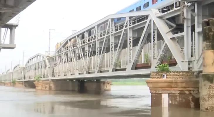 দিল্লিতে যমুনা নদীর জলস্তর বিপদসীমার কাছাকাছি পৌঁছে গেল