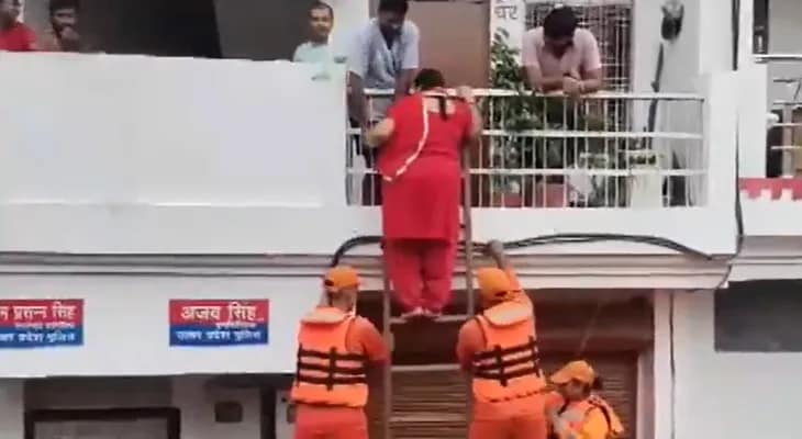 প্রয়াগরাজে বাড়িতে জলবন্দি লোকজনকে উদ্ধারে নামল এনডিআরএফ