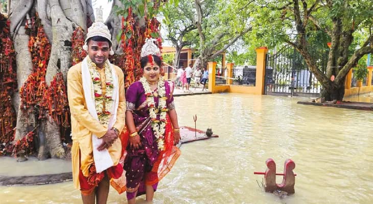 কোপা‌ই নদীর জলে ভাসছে সতীপীঠ কঙ্কালীতলা, হাঁটুজলে সাত পাকে বাঁধা নবদম্পতির