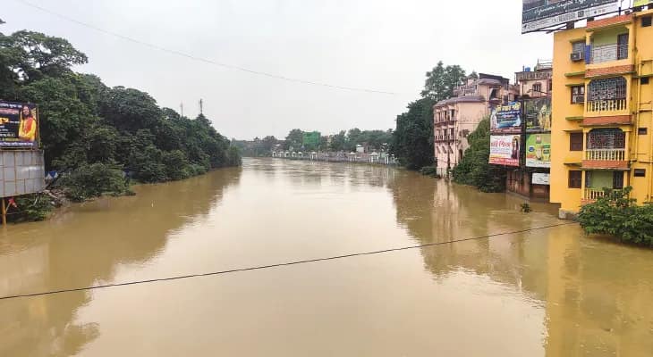 লাগাতার বৃষ্টিতে জলের তলায় রামপুরহাটের রাস্তা, দ্বারকার জলের তলায় চাষের জমি, চিন্তায় চাষিরা