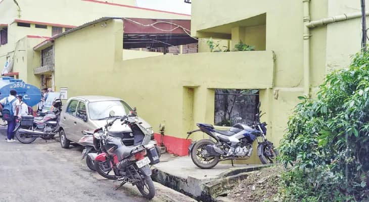 দুর্গাপুরে প্রাথমিক, হাইস্কুল চত্বরে দুষ্কৃতীদের ডেরা! পুলিসকে বলে সুরাহা নেই, বাড়ছে ক্ষোভ