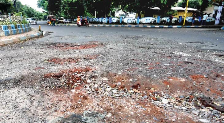 রাস্তা সংস্কারের পরও গর্তই সঙ্গী সল্টলেকের