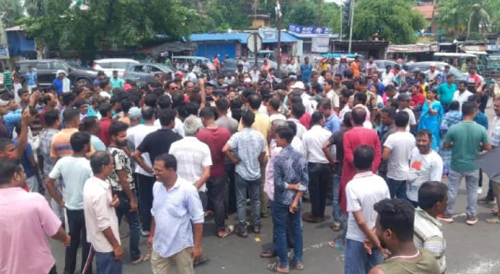 উড়ালপুল তৈরির দাবি, আমতা মোড়ে অবরোধ