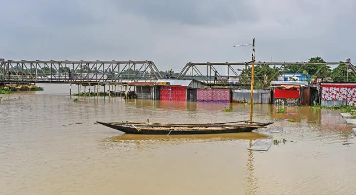 টানা বৃষ্টি, বিপদসীমার কান ঘেঁষে বইছে ভাগীরথীর জল