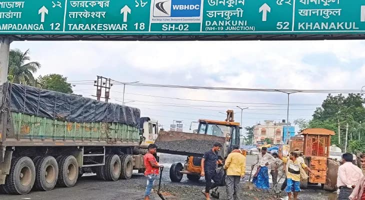 আগামীকাল আসছেন মুখ্যমন্ত্রী, আরামবাগে বেহাল রাস্তার মেরামত