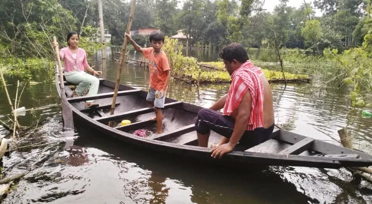 জলমগ্ন খানাকুলের বাসিন্দাদের দুর্ভোগ অব্যাহত, চিন্তায় চাষিরা