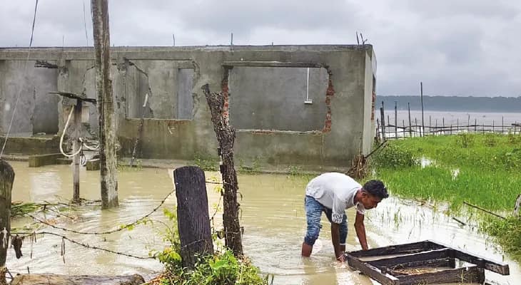 এগচ্ছে তিস্তা, বাড়ির সামগ্রী স‌রাচ্ছেন টটগাঁওয়ের বাসিন্দারা