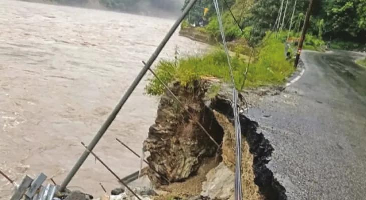 পাহাড়ে ধস, সমতলে বাঁধ ক্ষতিগ্রস্ত, বন্ধ ১০ নম্বর জাতীয় সড়ক