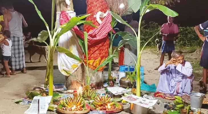 দুর্যোগে ‘ত্রাতা’ বট-পাকুড়ের বিয়ে, কব্জি ডুবিয়ে খেলেন তিস্তার বাঁধের বাসিন্দারা