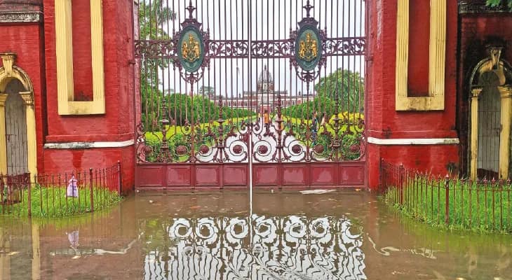বৃষ্টিতে রাজবাড়ির গেটের সামনে, কেশব রোডে জমল জল, দুর্ভোগ পথচারীদের