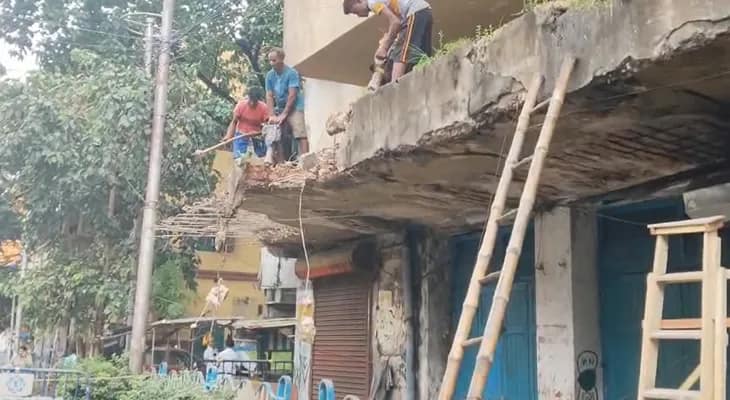 হাজরা রোড হকার্স মার্কেটের বারান্দার বিপজ্জনক অংশ সোমবার ভেঙে দিল কলকাতা পুরসভা