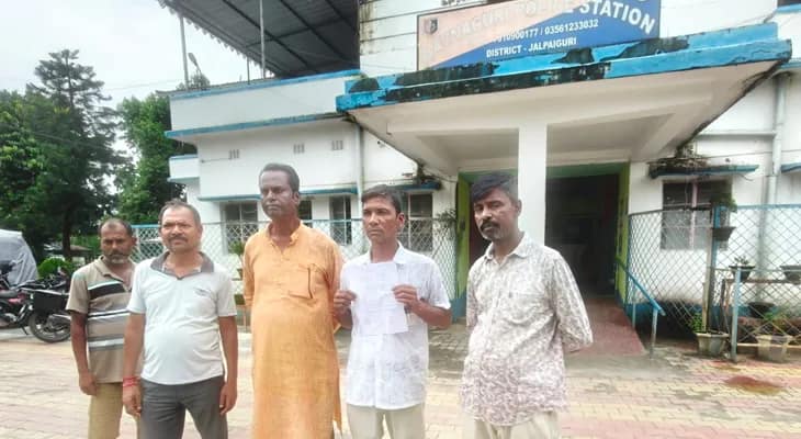 সোমবার সকালে ময়নাগুড়িতে এক বেসরকারি বাস মালিকের বিরুদ্ধে অন্য একটি বাসের কন্ডাক্টরকে মারধরের অভিযোগ, থানায় অভিযোগ দায়ের