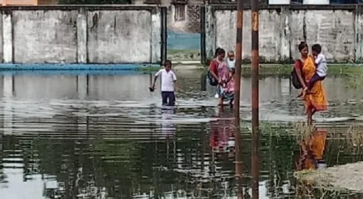 হাঁটু জল পেরিয়ে প্রাইমারি স্কুলে আসে খুদে পড়ুয়ারা, ভিজে পোশাকেই করতে হয় ক্লাস