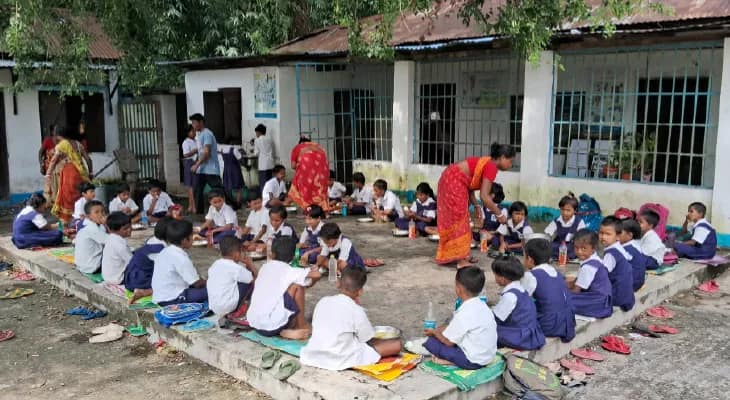 ঘর নেই, গাছতলায় বসে খেতে হয় মিড ডে মিল