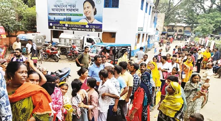আতঙ্কের নাম এসআইআর, কান্দিতে জন্ম শংসাপত্র পেতে বাসিন্দাদের লাইন