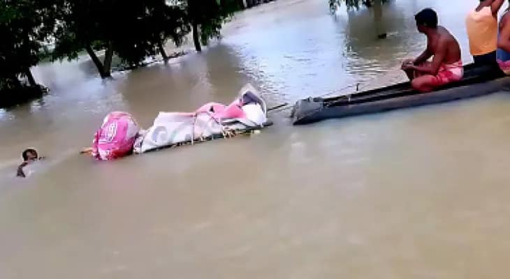 চারিদিকে শুধুই জল, ঘাটালে ভেলায় ভাসিয়ে প্রাক্তন কাউন্সিলারের স্ত্রীর দেহ গেল শ্মশানে