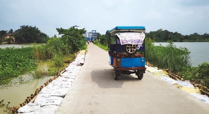 নামছে ধস, বেহাল দশায় যোগাযোগের একমাত্র রাস্তা, দুশ্চিন্তায় ইদ্রাকপুরবাসী