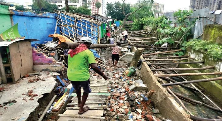 লকগেট বেহাল, ভরা জোয়ারে শালবল্লার ঠেকনা দেওয়া গার্ডওয়াল ঘিরে উঠছে প্রশ্ন