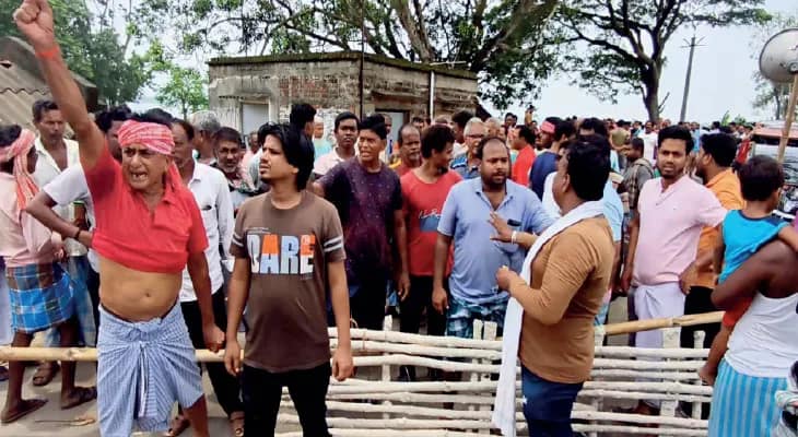 ডাকাতিয়া খাল সংস্কারের দাবিতে জাঙ্গিপাড়ায় পথ অবরোধ কৃষকদের