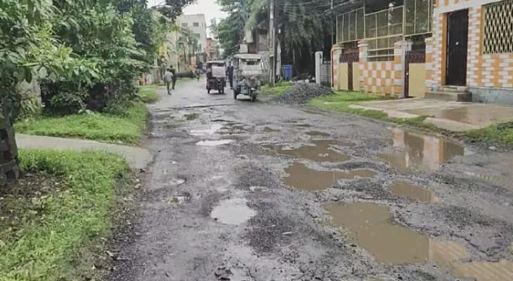 রাজ্যের আড়াই হাজার কিলোমিটার বেহাল রাস্তায় জোড়াতাপ্পি দিতে ঝাঁপাল পূর্তদপ্তর, বর্ষা মিটলেই স্থায়ী মেরামতি, প্রস্তুতি তুঙ্গে