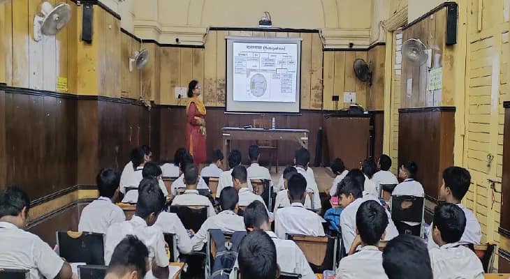 হাইটেক ক্লাসরুম তৈরি করে পড়ুয়া টানছে দু’শতাব্দী প্রাচীন হেয়ার স্কুল