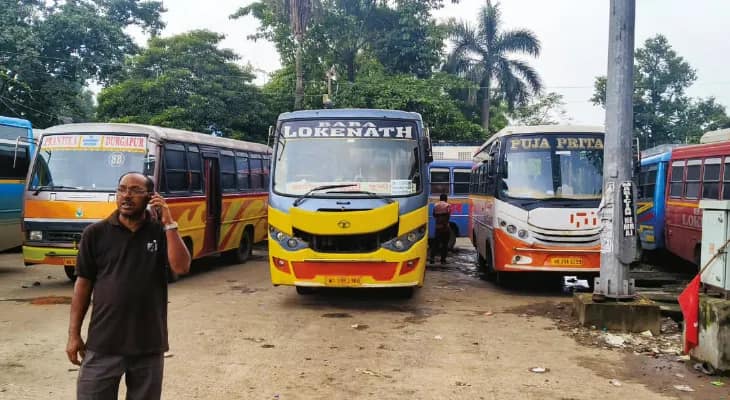 দুর্গাপুরে বাস ও অটো পরিষেবা বন্ধ রেখে প্রতিবাদ, ভোগান্তি