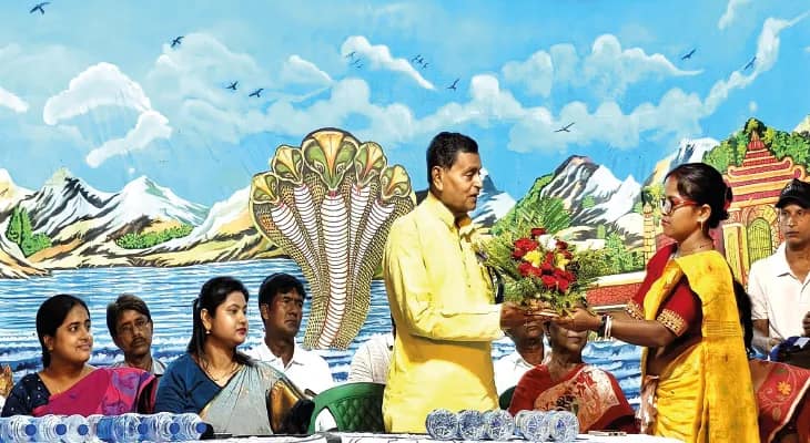 ঝুলন উৎসবে মেতেছে কালনা, ১০ হাজার টাকা করে সাহায্য মন্ত্রীর