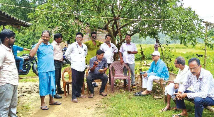 শালবনীতে বাজ পড়ে মৃত তৃণমূল কর্মীর পরিবারের পাশে দলের জেলা নেতৃত্ব