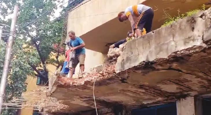 ভাঙা হল মার্কেটের বিপজ্জনক বারান্দা