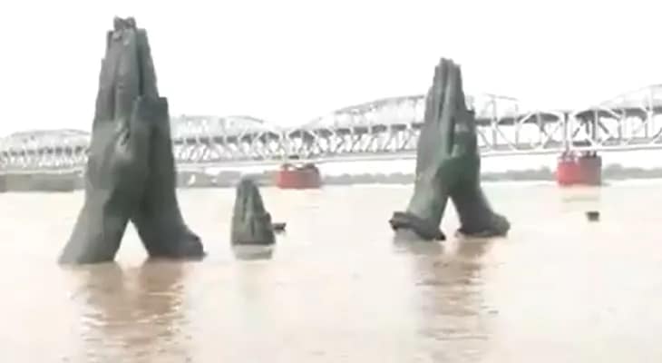 ভারী বৃষ্টির জেরে গঙ্গায় বাড়ছে জলস্তর! ভাসল বারাণসীর নমো ঘাট