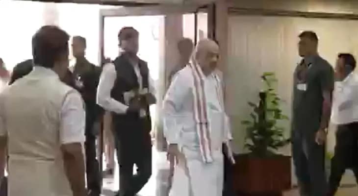 এনডিএ-এর সংসদীয় দলের বৈঠকের জন্য  হাজির কেন্দ্রীয় মন্ত্রী অমিত শাহ, রাজনাথ সিং, গিরিরাজ সিং, বক্তব্য রাখতে পারেন নরেন্দ্র মোদি