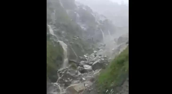 বদ্রীনাথ জাতীয় সড়কে ভয়াবহ ধসের জেরে বন্ধ রাস্তা, চলছে পরিষ্কারের কাজ