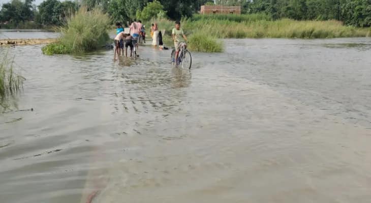 জল বাড়ছে ফুলহারের,ভাঙছে নদীর পাড়, উঠছে বাঁধ মেরামত করার দাবি