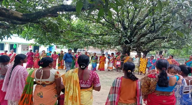 খুদেদের খেলাচ্ছলে পড়ানোয় জোর, অভিভাবকদের নিয়ে মাতৃবাহিনী দল