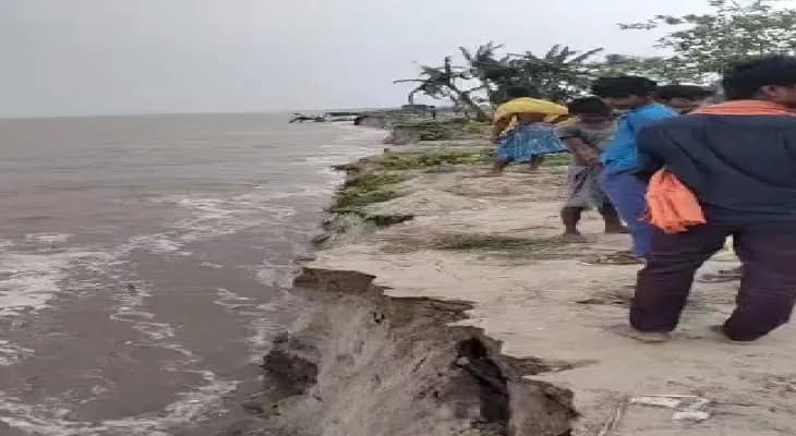 বিপদসীমার উপর দিয়ে বইছে নদী, আতঙ্ক, মানিকচকের গ্রামে ক্রমশ এগিয়ে আসছে গঙ্গা, গিলছে জমি-বাড়ি