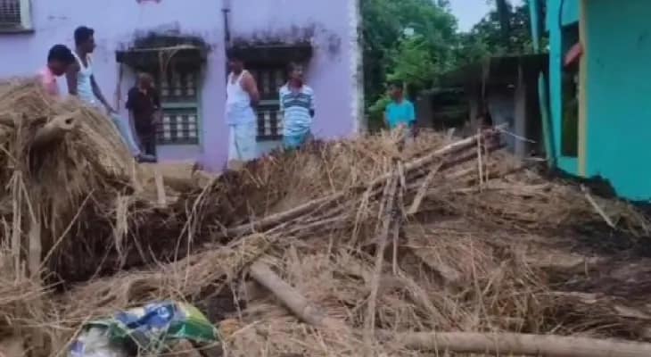 কেন্দ্রীয় আবাসে টাকা মেলেনি মাটির বাড়ি ধসে মৃত দম্পতি, শোকস্তব্ধ জামালপুর, মোদি সরকারের উপর ক্ষোভ