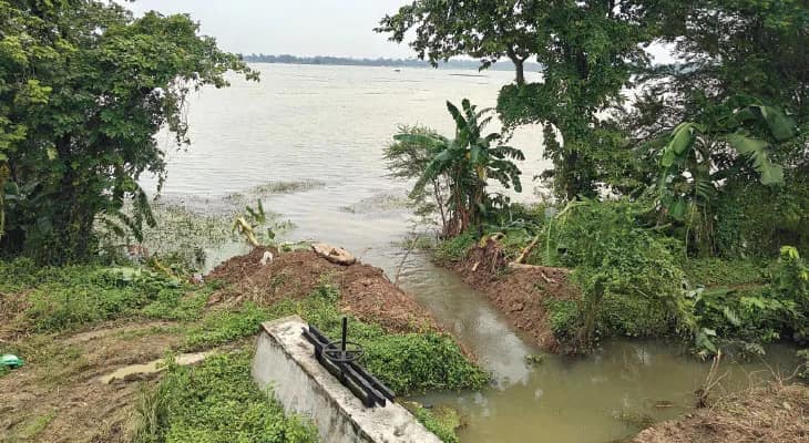 খাল কেটে চাষের জমিতে জল ঢোকানোর অভিযোগ, প্রতিবাদে বিক্ষোভ হরিপালে