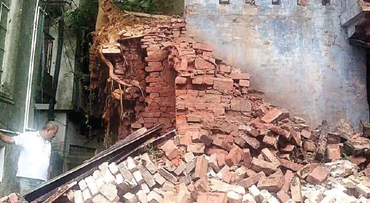 চুঁচুড়ায় পুরনো বাড়ির একাংশ ভেঙে পড়ল