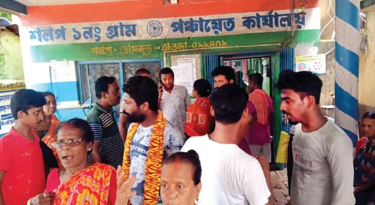 টানা বৃষ্টিতে ডোমজুড়ের বহু গ্রামই জলমগ্ন, বিধায়কের অফিস ঘেরাও, বেগড়িতে প্রধানকে আটকে রেখে বিক্ষোভ